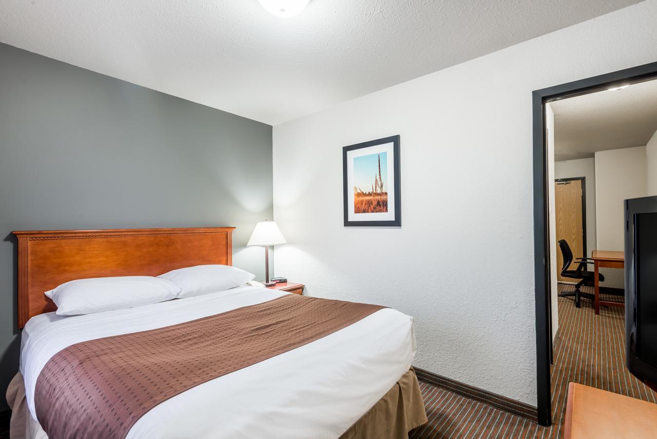 Super 8 By Wyndham Grande Prairie Hotel Exterior foto