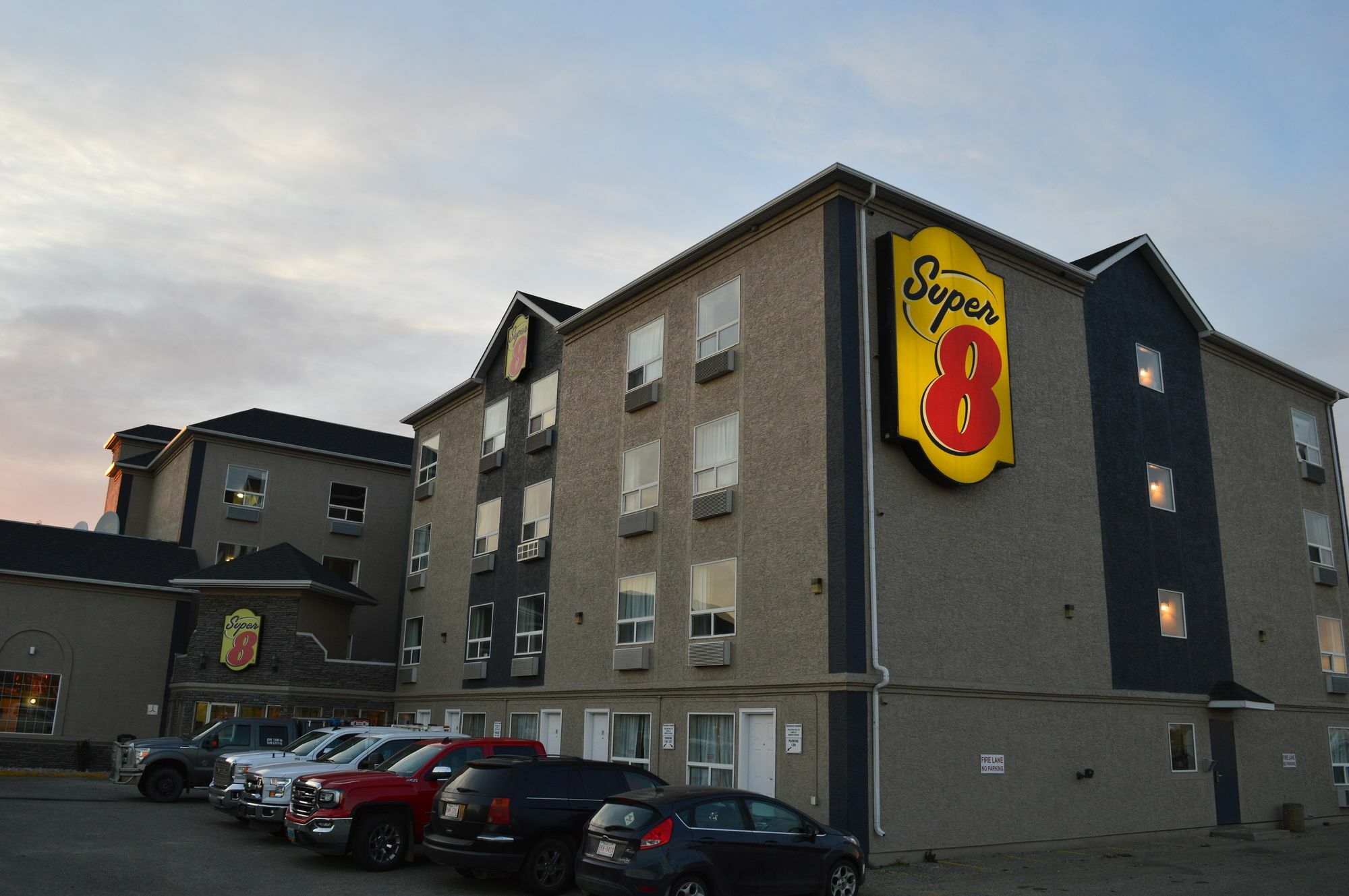 Super 8 By Wyndham Grande Prairie Hotel Exterior foto