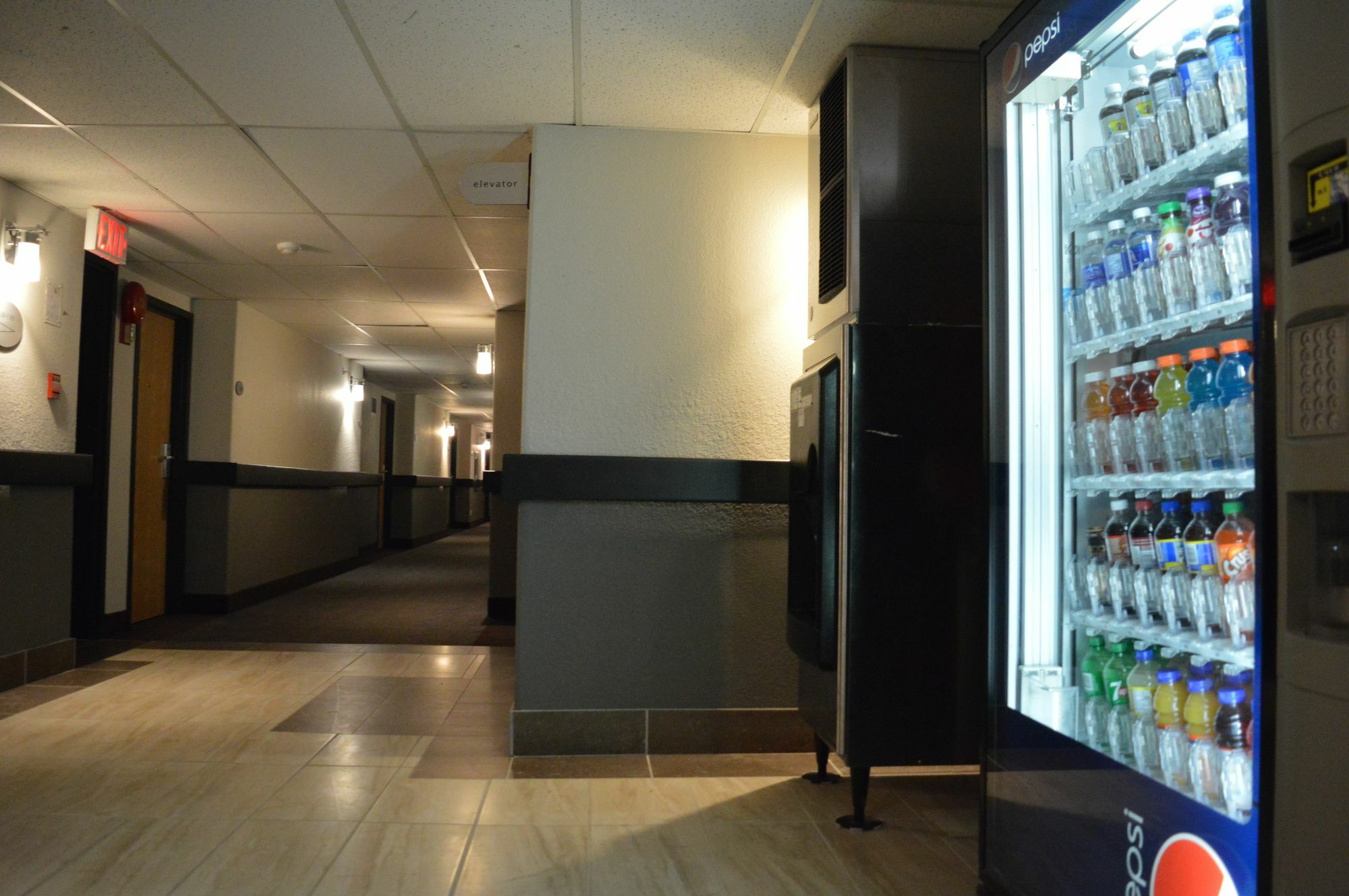 Super 8 By Wyndham Grande Prairie Hotel Exterior foto